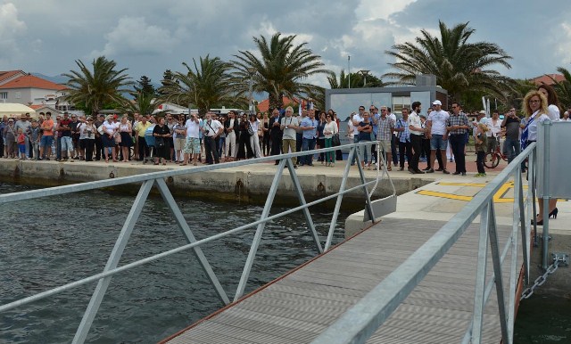 Okupljeni građani i turisti promatraju dolazak hidroaviona